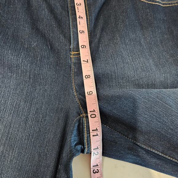 Women's NWT Chico's Short 1.5 Jeans - Picture 7 of 10